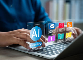 Nouvel investisseur en crypto apprenant les bases du trading IA automatisé